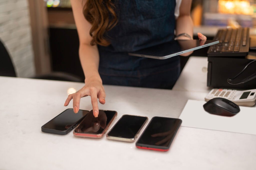 Mujer prueba móviles con una tablet en la mano